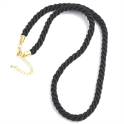 Halskæde af 5 mm nylon flet. PVD forgyldt stål lås. 46 cm